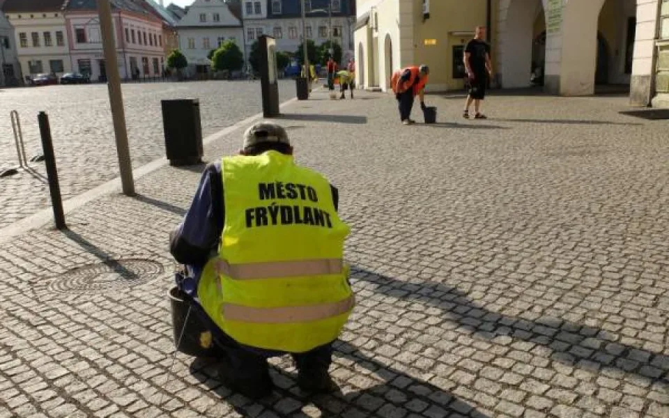 Úklidová četa posbírala na frýdlantském náměstí dva kýble vajglů. Foto: Martina Petrášková