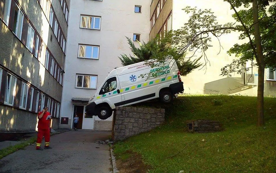 Nezabržděná dodávka ujížděla areálem liberecké nemocnice. Foto:  Martin Petrement