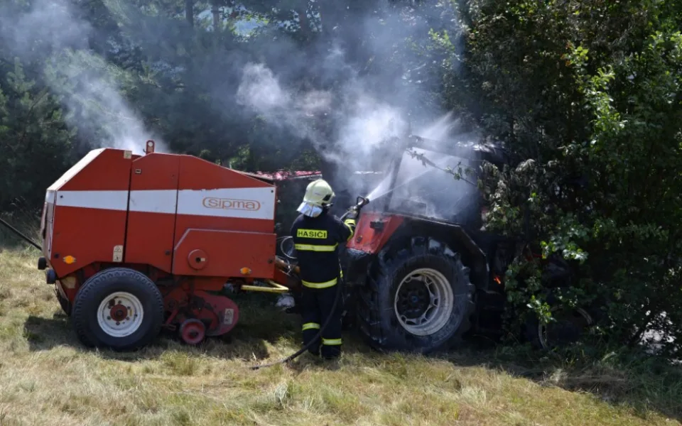 Hasiče zaměstnal hořící traktor na louce v Oldřichově. Foto: HZSLK