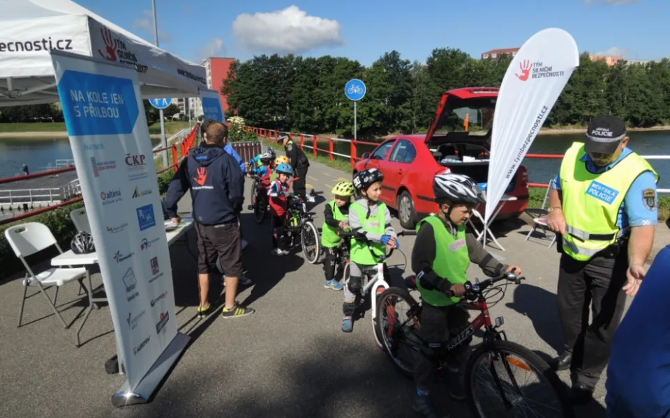 Ve čtvrtek na cyklostezce u jablonecké přehrady poradili cyklistům městští strážníci společně s Týmem silniční bezpečnosti