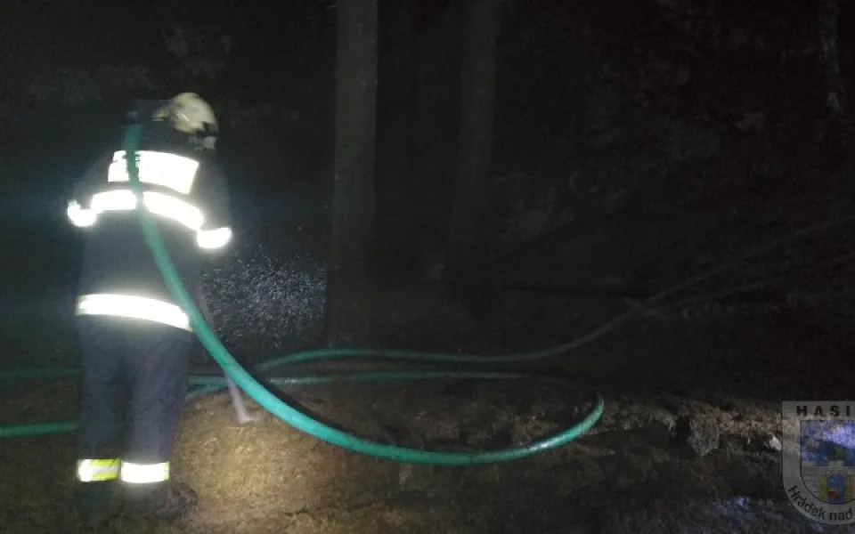 Požár hrabanky u Hrádku zaměstnal tři jednotky hasičů. Foto: HZSLK
