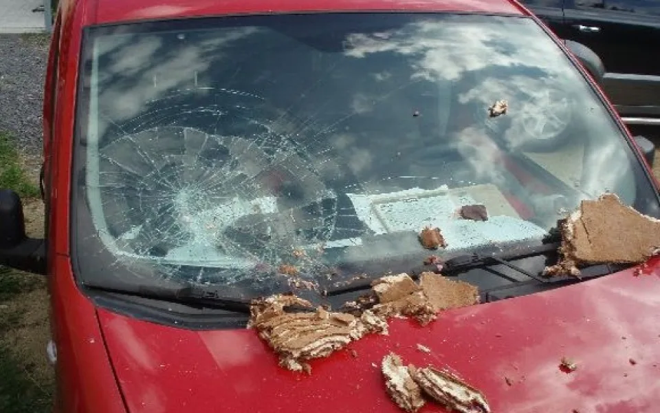 Pekáčem buchet rozbil čelní sklo auta. Foto: Policie ČR