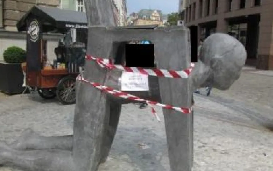 Sochu (A)symbiont před radnicí zničil neznámý vandal. Foto: Policie ČR