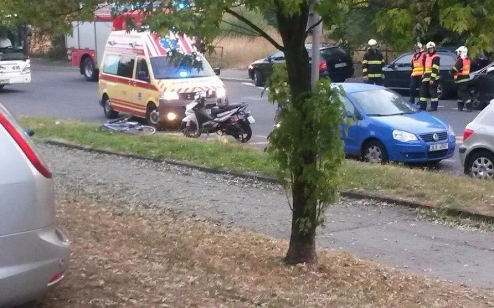 Nehoda v Dobiášově ulici. Foto: čtenář Drbny