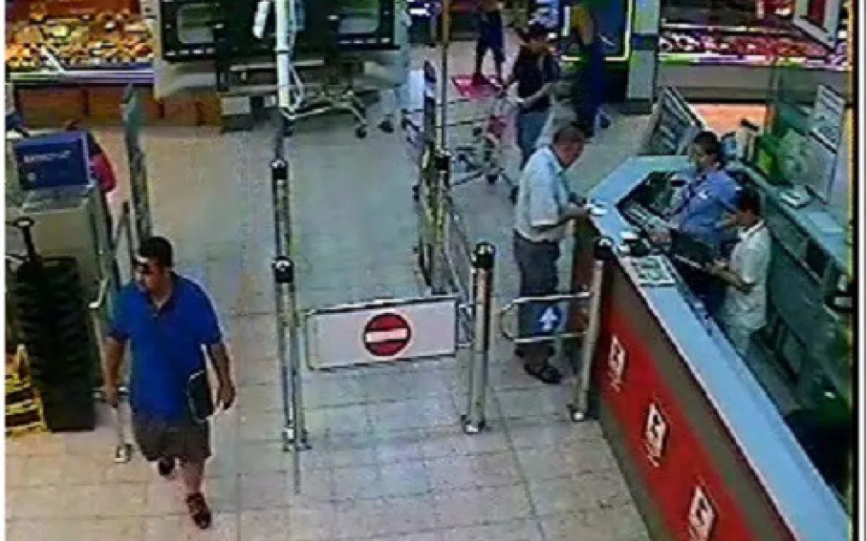 Poznáváte tohohle muže? Policie by si s ním ráda popovídala