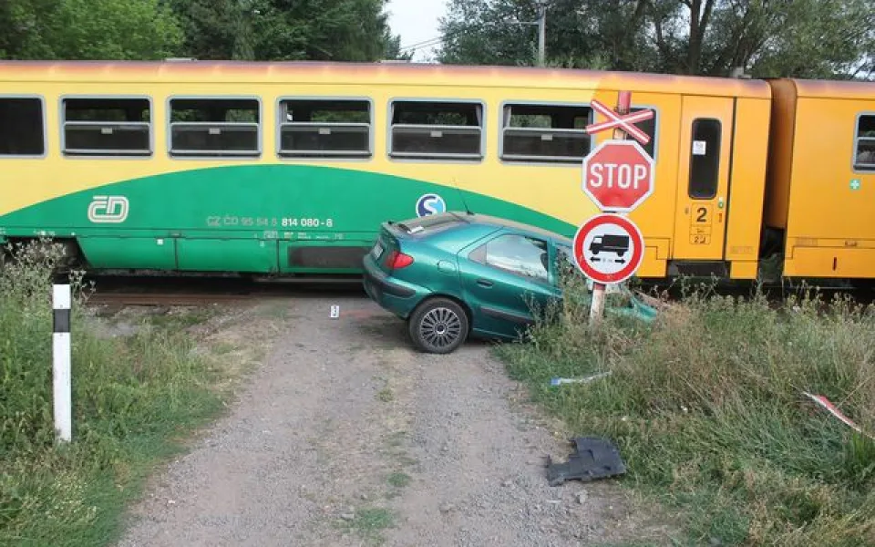 Nepozorný řidič vjel přímo před vlak, zranil se jen lehce. Foto: Policie ČR