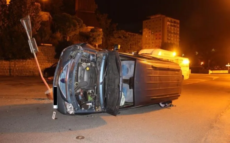 Řidička ujela od nehody, o kus dál převrátila auto na bok. Foto: Policie ČR