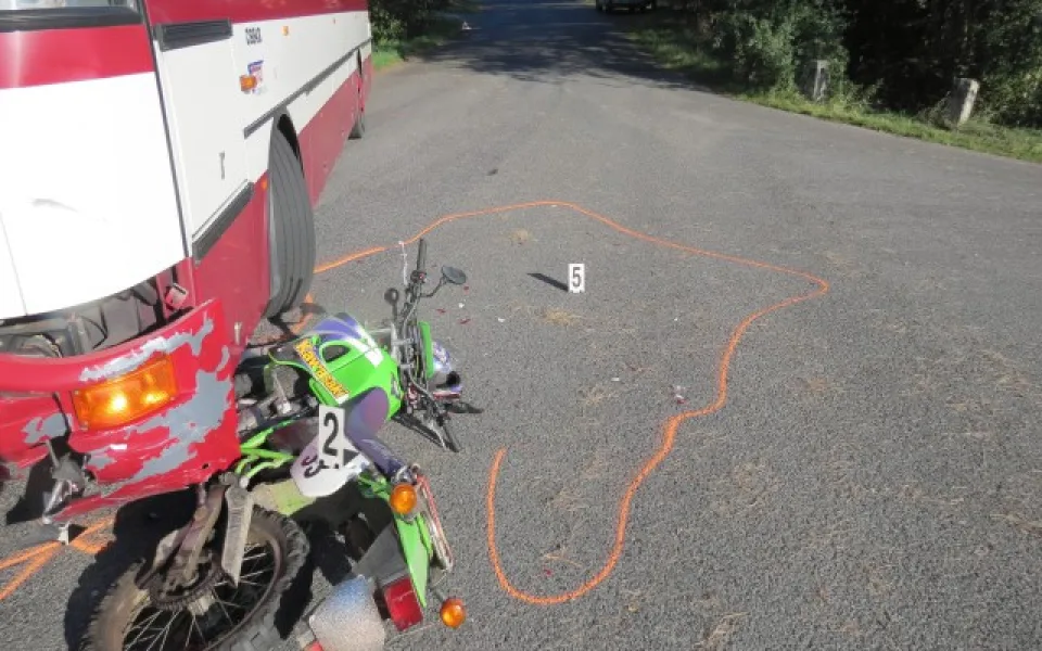 Opilý motocyklista vjel přímo pod autobus. Foto: Policie ČR