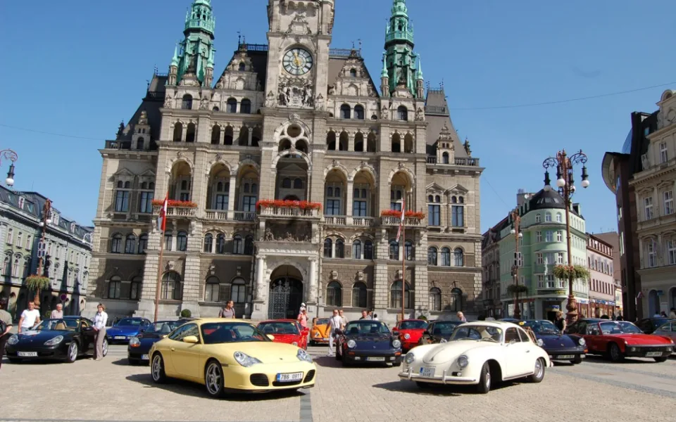 Porsche před radnicí. Foto: archiv pořadatele