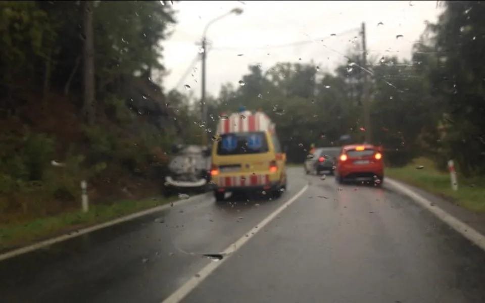 V Mníšku skončilo osobní auto na střeše