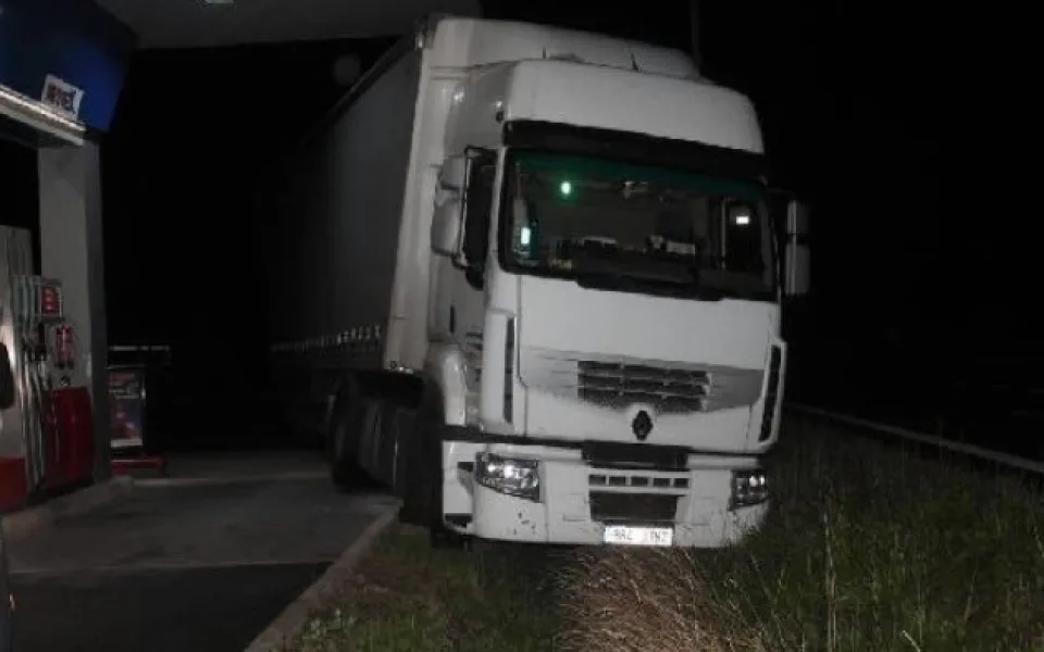Opilý kamioňák chtěl natankovat, místo toho vjel do příkopu. Foto: Policie ČR