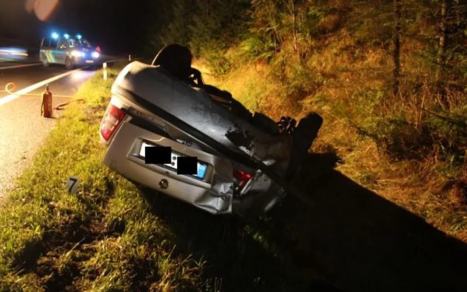 Smyk, náraz a auto na střeše. Mladý řidič přecenil svůj um. Foto: Policie ČR