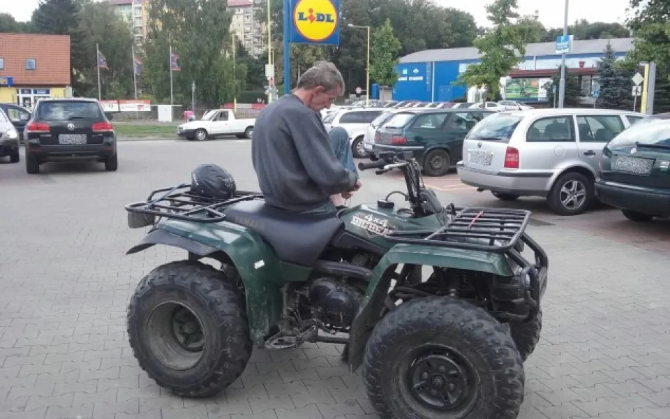 Tenhle agresivní  čtyřkolkář boural ve Frýdlantu. Poznáváte ho?