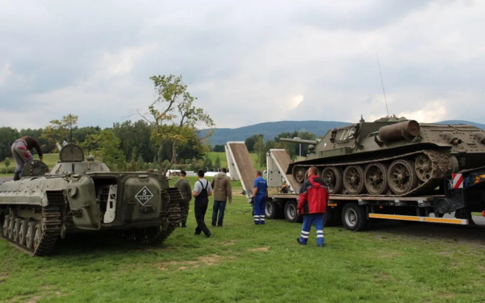 Tanky dorazily pod Ještěd, rozpoutají tam velkou bitvu