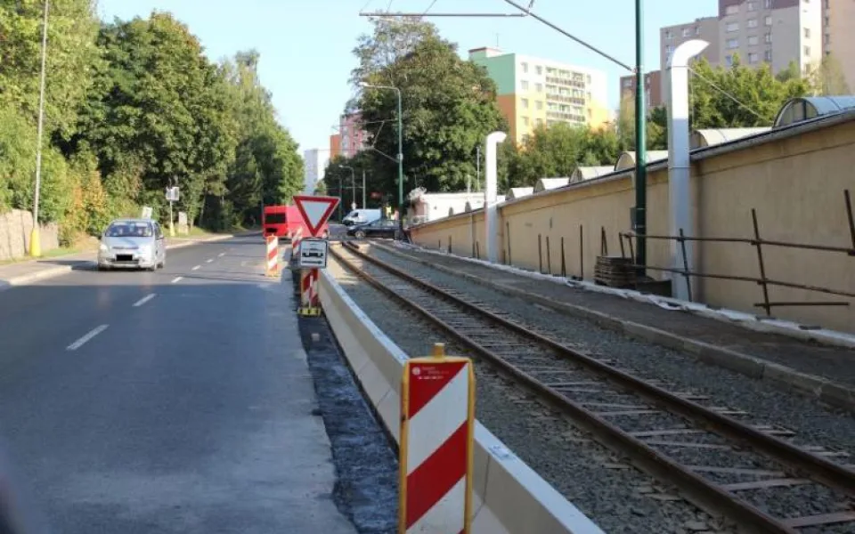 Řidič osobáku zblokoval tramvaj, jedna cestující se zranila. Foto: Policie ČR