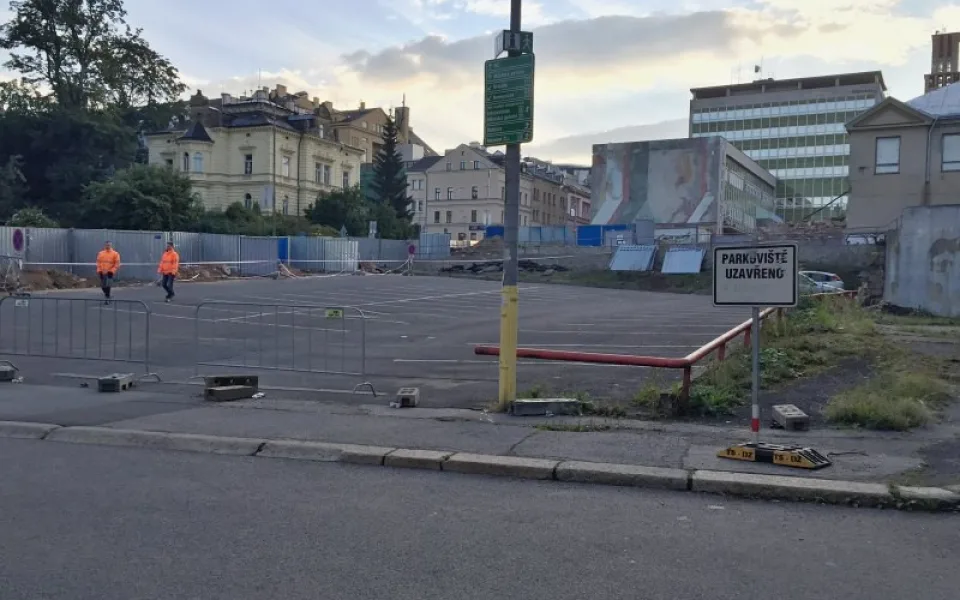 Chystaná demolice jablonecké Jabloně omezila místa k parkování. Foto: Jablonec nad Nisou