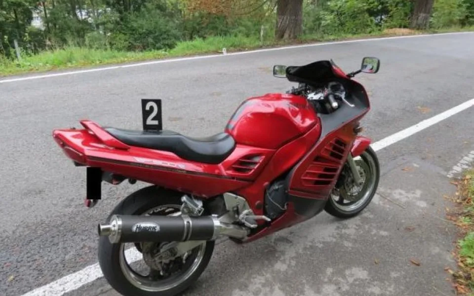 Motocyklista nejspíš srazil chodkyni, oba jsou teď v nemocnici. Foto: Policie ČR