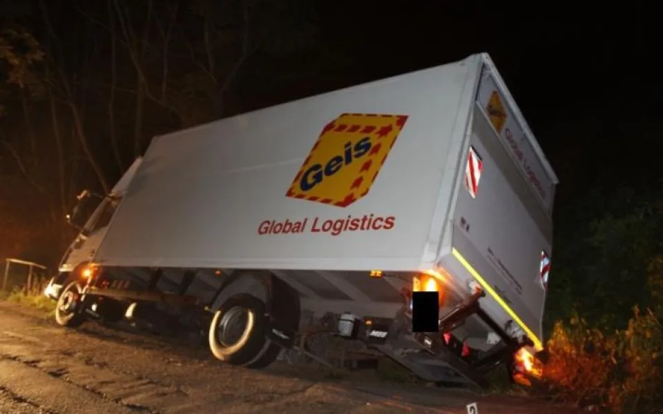 Řidič se údajně vyhýbal jinému autu, skončil  příkopu. Foto: Policie ČR