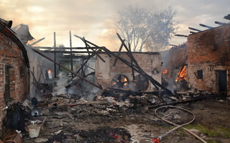 Čtrnáct jednotek hasičů bojovalo s požárem za Ještědem. Foto: HZSLK