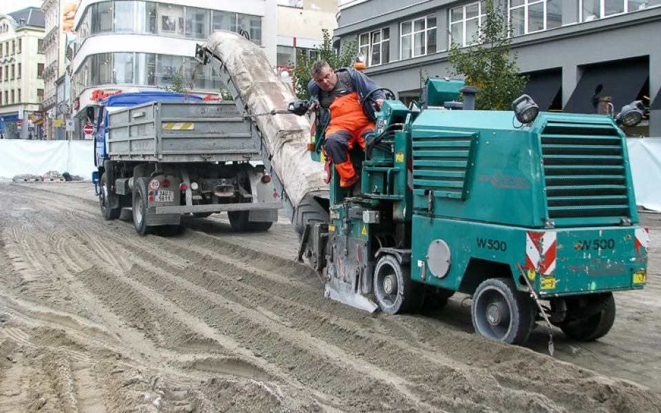 Na Soukenném náměstí se začalo s výměnou "plovoucí" dlažby. Foto: MML