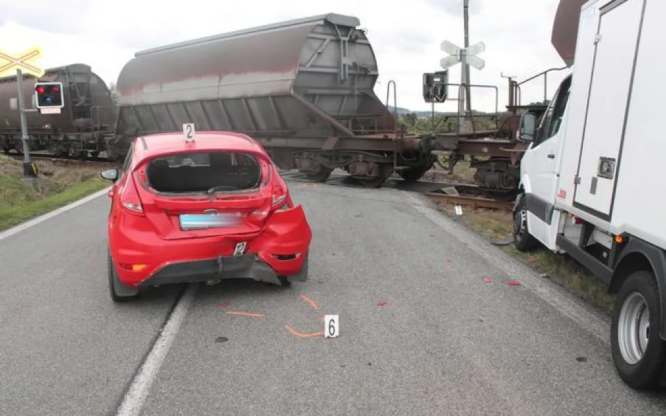 Nepozorný cizinec se postaral o rozruch na železničním přejezdu. Foto: Policie ČR