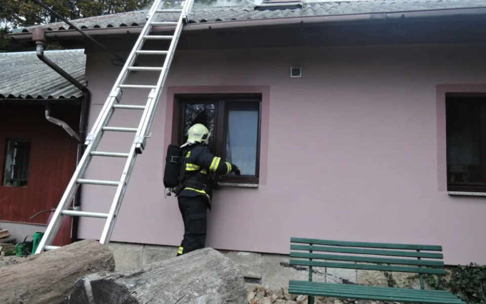 Trám v komíně o víkendu zapálil dům v Minkovicích. Foto: HZSLK