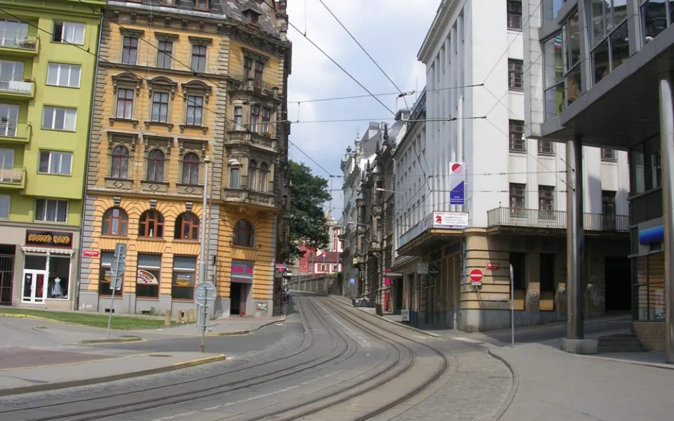 Rumunská ulice by měla dostat nový povrch, panely zmizí