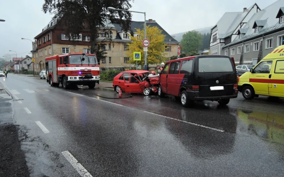Vážná nehoda na silnici I/14 si vyžádala život seniorky. Foto: HZSLK