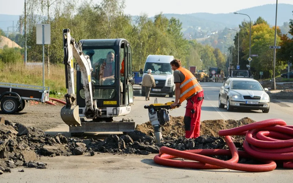 Stavba kruhového objezdu v Rochlici je v plném proudu. Foto: Jan Král