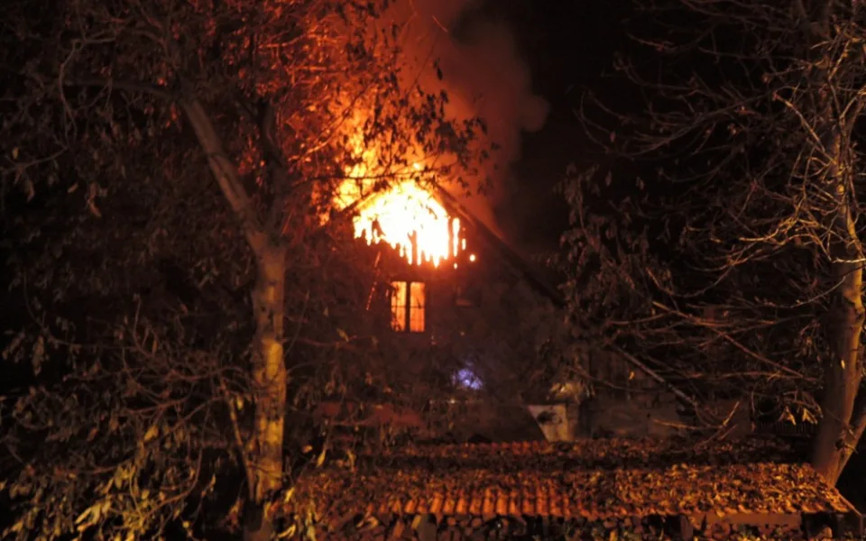 V Nedamově hořel dům, pět lidí uteklo před plameny. Foto: HZSLK