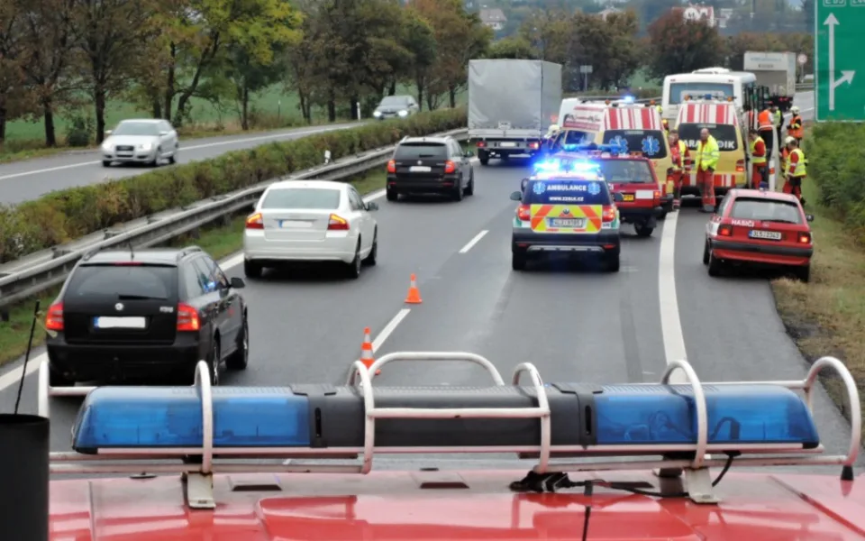Silnice blokovaly desítky nehod, bouralo se v celém kraji. Foto: HZSLK
