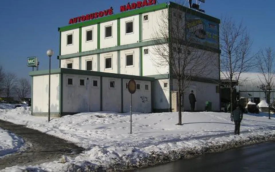 Nevzhledné buňky na autobusáku možná nahradí moderní budova