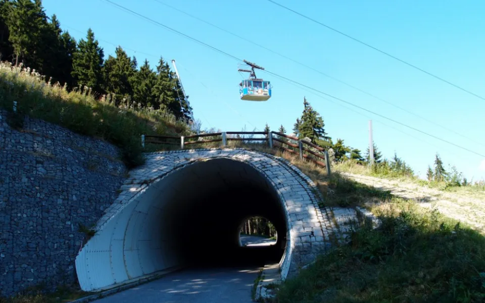 Tunel pod sjezdovkou.