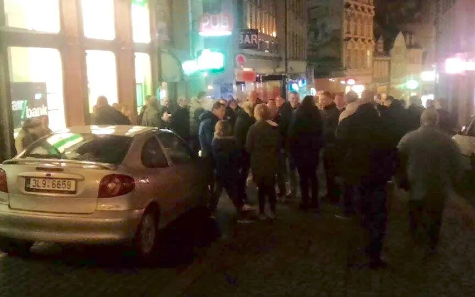Holandští fanoušci večer v centru města