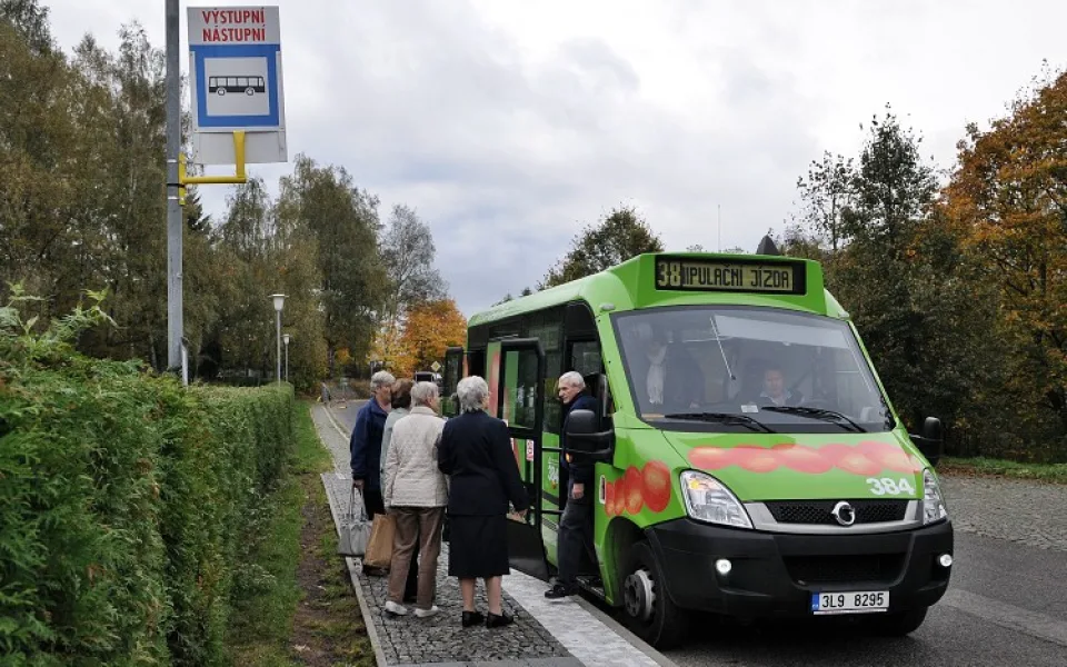 Mikrobus jezdí ke krematoriu už rok
