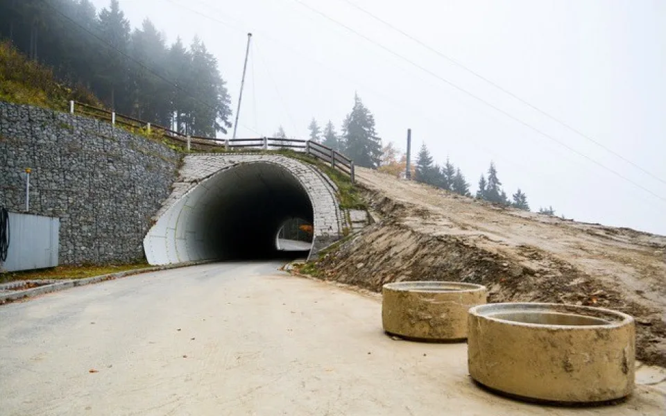 Tunel pod sjezdovkou na Ještědu je opraven. Dělníci odtěžili 990 kubíků zeminy