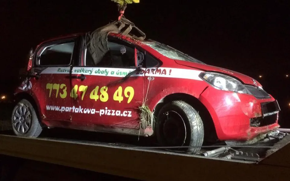 Teplá pizza nedorazila, řidič otočil služební škodovku na střechu