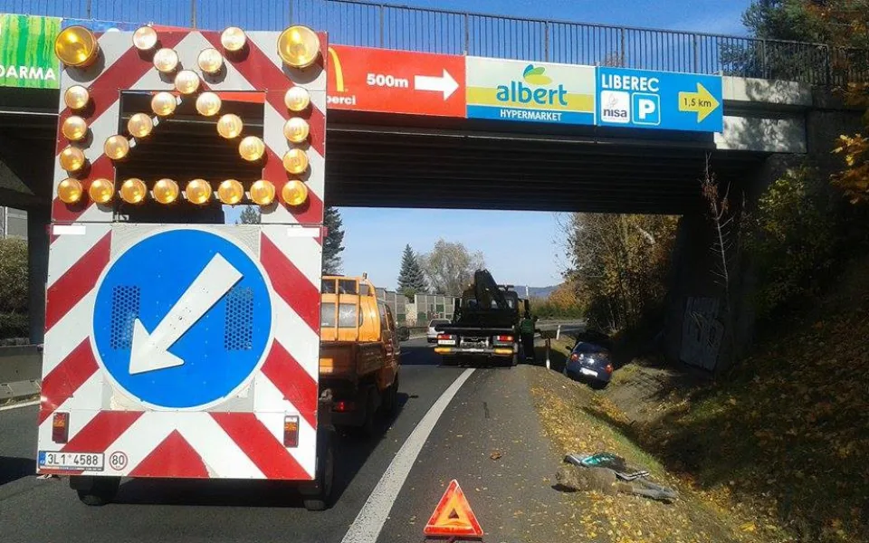 Řidič Thalie havaroval v neděli dopoledne na rychlostce. Přerazil značku a skončil v příkopu