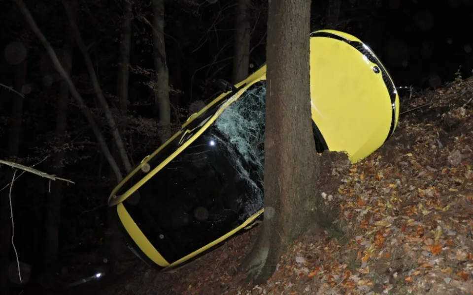 Těžká technika musela večer vyprošťovat auto z lesa. Řidič skončil v nemocnici