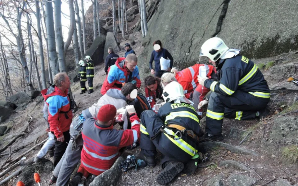 Horolezkyně se těžce zranila při pádu ze skály v Jizerkách