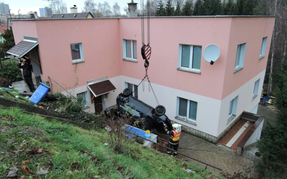 Čuníka v chlívku jen těsně minulo auto. Řidič i s osádkou z místa utekl