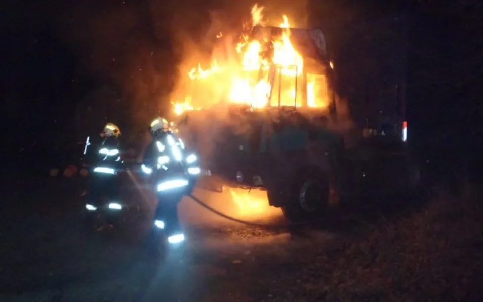 Na Albrechtickém kopci hořela Tatra. Řidič před plameny utekl