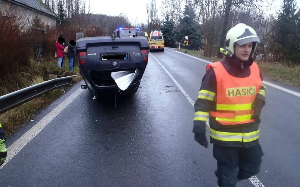 Silnici na Frýdlant v pátek zablokovala nehoda u přehrady Mlýnice