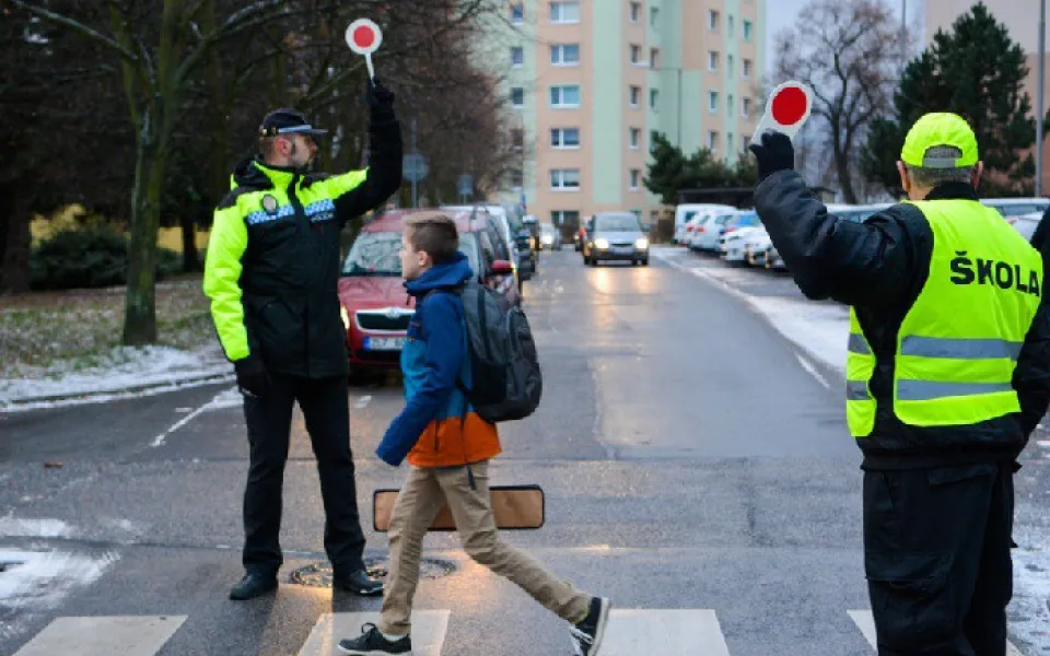 Senioři dohlížejí v Liberci na bezpečné přecházení rušných silnic na sedmi místech u základních škol.