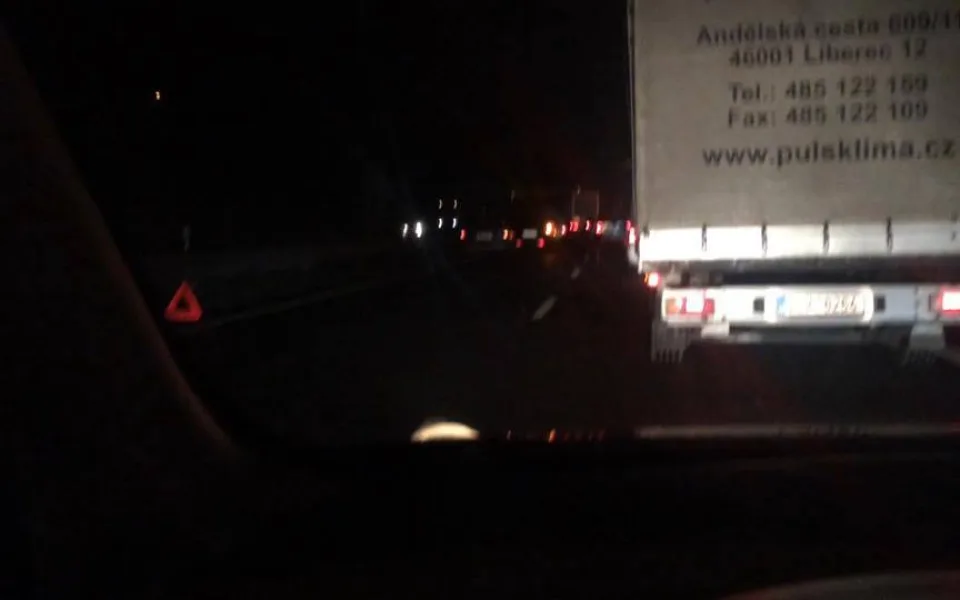 Na průtahu Libercem dnes bouralo několik aut. Poslední nehoda blokovala směr na Chrastavu v šest večer