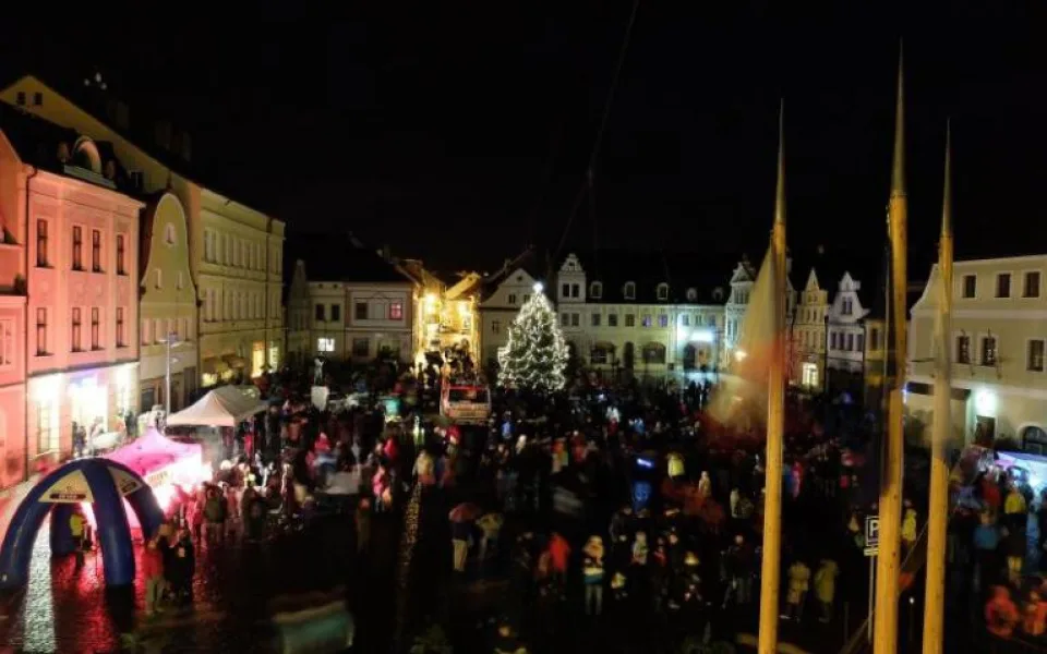 Vánoční strom svítí od neděle také na frýdlantském náměstí