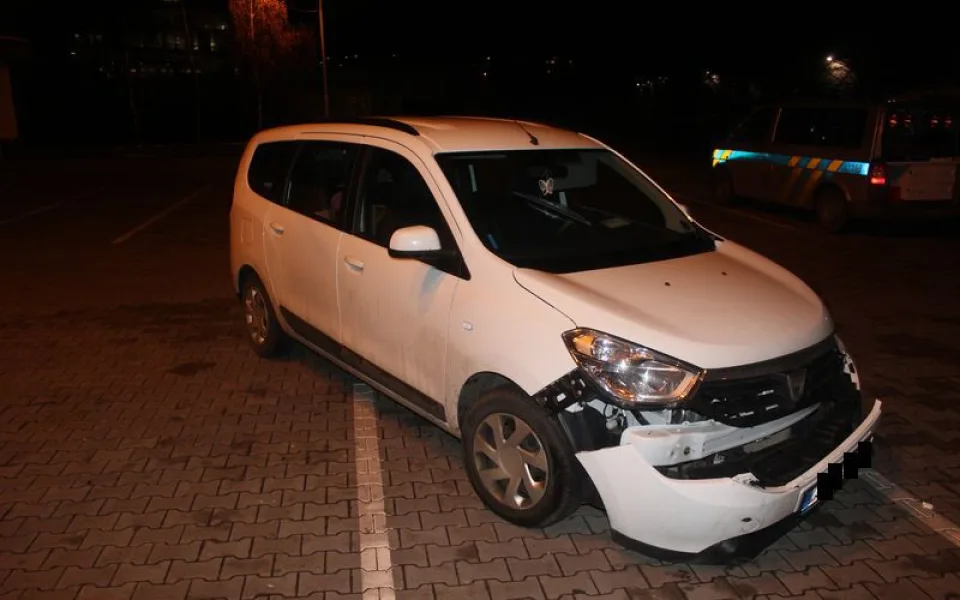 Řidička si notně pochroumala své auto.