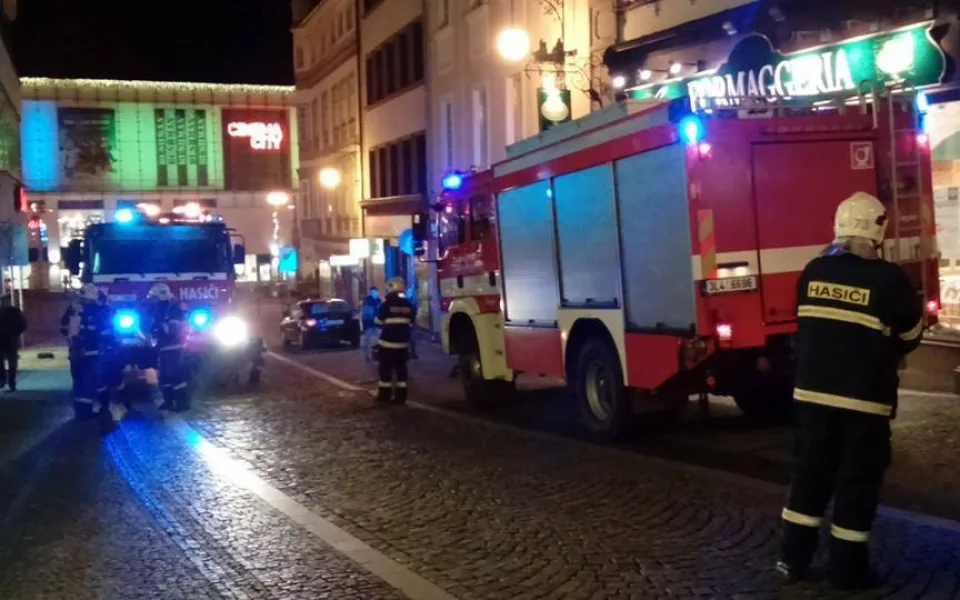 Obyvatele domu v Pražské ulici vyděsil v úterý večer zápach unikajícího plynu