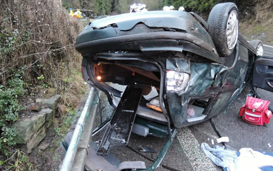 Řidička otočila své auto na střechu. Do nemocnice ji musel transportovat vrtulník