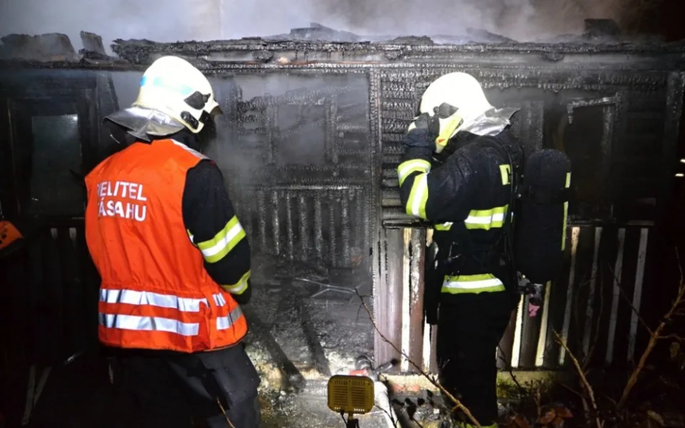 Noční požár ve Wintrově ulici v Liberci zaměstnal pět jednotek hasičů